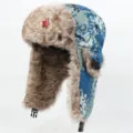 Winter blaue digitale Camo Ushanka Mütze mit Kunstfell Ohrenklappen und rotem Stern Abzeichen. - Sowjetisches Abzeichen / Blauer Digitaldruck