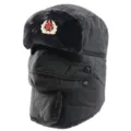 Winter winddichte Ushanka Mütze mit Ohrenklappen, abnehmbarer Gesichtsmaske und warmem Plüschfutter. - Schwarz + Sowjetisches Abzeichen