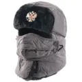 Detailansicht der dicken Fleece-Winter-Ushanka-Mütze mit Gesichtsmaske und Emblem. - Grau + Doppeladler-Abzeichen