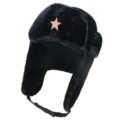 Schwarze Ushanka Wintermütze mit rotem Stern Abzeichen und dicken Ohrenklappen für Outdoor. - Einheitsgröße / Schwarz + Hammer-und-Sichel-Stern