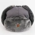 Graue Winter Ushanka Mütze mit Sowjetischem Roter Stern Abzeichen Dicke Ohrenklappen - Einheitsgröße / Grau + Hammer-und-Sichel-Stern
