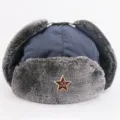 Verdichtete, winddichte Winter-Uschanka-Mütze mit Ohrenklappen und sowjetischem Stern. - Einheitsgröße / Marineblau + Hammer und Sichel Stern
