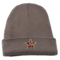 Graue Strickmütze Detail mit einem roten Stern Hammer und Sichel Metallabzeichen Nahaufnahme. - Einheitsgröße / Braun mit Roter Stern Emblem