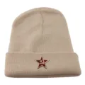 Beigefarbene Strickmütze mit sowjetischem roten Stern Abzeichen, trendige Retro Winter Mütze unisex. - Einheitsgröße / Beige + Hammer und Sichel Stern
