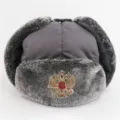 Graue winddichte wasserdichte thermische Ushanka Mütze mit russischem Doppeladler Abzeichen - Einheitsgröße / Grau + Doppeladler-Abzeichen
