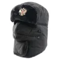 Schwarze warme Winter Uschanka Mütze mit Emblem, Ohrenklappen und winddichter Gesichtsmaske. - Schwarz + Doppeladler-Abzeichen