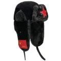 Schwarze Winter Uschanka Mütze mit Ohrenklappen, dicke warme Bombermütze für Outdoor - Einheitsgröße / Aufnäher Roter Stern + CHINA Flagge