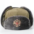 Winddichte wasserdichte Ushanka Wintermütze mit Abzeichen, warme Ohrenklappen Trapper Kappe. - Einheitsgröße / Armeegrün + Doppeladler Abzeichen