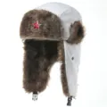 Witte winter ushanka hoed met bruin nepbont, winddichte warme oorklep muts voor koude buitenlucht. - Eén maat / Wit + Hamer en Sikkel Ster