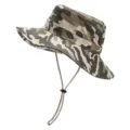 Nahaufnahme des Outdoor-Camouflage-Anglerhutes mit verstellbarem Kinnriemen und Belüftungslöchern. - Khaki Tarnmuster