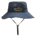 Vue détaillée du bob outdoor bleu foncé avec empiècement en mesh respirant et broderie. - Bleu marine