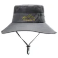 Wasserdichter Outdoor Sonnenhut mit Netzkrone, breiter Krempe und verstellbarem Kinnriemen. - Dunkelgrau