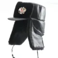 Schwarze PU-Leder Winter Ushanka Mütze mit Plüschfutter und Abzeichen, winddicht warm. - M (55-58cm) / Verdickter PU-Krempenstil + Doppeladler-Abzeichen