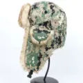Detailansicht der Winter-Camouflage-Ushanka-Mütze mit dickem Kunstpelz und warmem Futter. - Nur Mütze / Grün-Digital