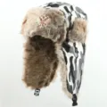 Camouflage Sowjetische Ushanka Trapper Hat mit Russischem Emblem Warmer Winterhut - Einheitsgröße / Off-White + Doppeladler-Abzeichen