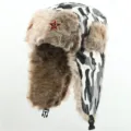 Unisex Winter Camouflage Ushanka Mütze mit Kunstfell Ohrenklappen und rotem Stern. - Einheitsgröße / Off-White + Hammer und Sichel Stern