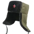 Sowjetischer Winter Ushanka Hut mit Fellohrschützern und rotem Stern Abzeichen für die Kälte. - Armeegrün mit Schwarzem Fell + Hammer und Sichel Stern Abzeichen