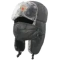 Schwarze Winter Ushanka Mütze mit Ohrenklappen, winddicht und warm gefüttert für Outdoor. - Einheitsgröße / Schwarz + Doppeladler-Abzeichen