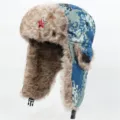 Dicke Winter Tarnung Ushanka Mütze mit sowjetischem Stern Abzeichen und Ohrschutz Kappe. - Hammer und Sichel Pentagramm / Blauer Digitaldruck