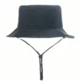 Schwarzer Sonnenhut Detail mit verstellbarem Kinnriemen und Krempe für Sommertage. - Schwarz