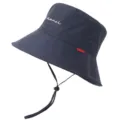 Detailansicht des dunkelblauen Outdoor Fischerhutes mit verstellbarem Kinnriemen und Logo. - Einheitsgröße / Marineblau