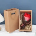 Detailansicht der roten Seifenrosen Blumenstrauß Geschenktüte, romantisches Präsent. - Deluxe 7 Blumen mit Gras / Rot