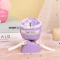 Dettaglio di mini bouquet di rose di sapone, regalo ideale per San Valentino o decoro auto. - viola lilla