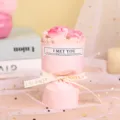 Dettaglio in primo piano del mini bouquet di rosa rosa con nastro ed etichetta per decorazione. - Rosa Principessa