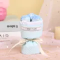 Mini blaue Seifenrosen Blumenstrauß Geschenk mit Schleife und Etikett für Dekoration. - Eisblau
