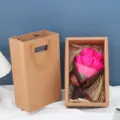 Valentinstag Rosen Seifenblumen Geschenkbox mit Papiertüte für romantischen Geburtstag - Deluxe 7 Blumen mit Gras / Fuchsia