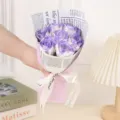 Ramo de rosas de jabón morado hecho a mano envuelto en papel de periódico vintage con lazo. - Ramo de 7 Rosas / Con Luces y Bolsa Ventana / Lila