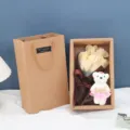 Detailansicht der Seifenrosen Blumenstrauß Geschenkbox mit süßem Bären und schöner Papiertüte. - 7 Blumen Geschenkbox mit Bär / Champagner