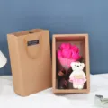 Valentinstag Seifenrosen Blumen Geschenkschachtel mit Bär und Papiertüte für romantische Anlässe. - 7 Blumen Geschenkbox mit Bär / Fuchsia