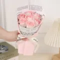 Ramo de flores de jabón de rosas rosas con envoltorio de papel de periódico inglés y cinta. - Ramo de 7 Rosas / Con Luces y Bolsa Ventana / Rosa Niña