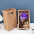 Valentinstag Rosen Seifenblumen Geschenkschachtel mit edler Papiertüte für romantische Überraschungen. - Deluxe 7 Blumen mit Gras / Lila