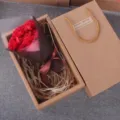 Roter Seifenblumen Blumenstrauß Geschenkbox mit Kraftpapiertüte für romantische Geschenke - 7 Nelken Geschenkbox / Rot