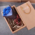 Blaue Seifenrosen Blumenstrauß Geschenkschachtel mit Papiertüte zum Valentinstag - 7 Nelken Geschenkbox / Blau