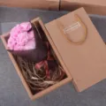Rosa Seifenblumen Blumenstrauß Geschenkbox mit Papiertüte für Valentinstag und Geburtstag. - 7 Nelken Geschenkbox / Rosa