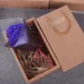 Seifenblumen Blumenstrauß Geschenke Box zum Valentinstag, romantisches Präsent für Partner. - 7 Nelken Geschenkbox / Lila