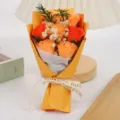 Dettaglio del bouquet di rose di sapone arancione con fiori secchi e confezione regalo elegante. - Gipsofila e 7 Rose Scatola Regalo / Altezza circa 18cm / Arancio Champagne