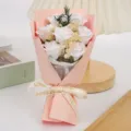 Bouquet di fiori di rose in sapone artificiale con carta da imballaggio rosa per San Valentino. - Gipsofila e 7 Rose Scatola Regalo / Altezza circa 18cm / Bianco puro