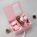 Set scatola regalo di San Valentino con rose di sapone e tenero orsetto di asciugamano. - Scatola Regalo Rosa con Orsetto in Asciugamano Rosa