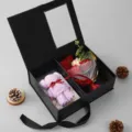 Confezione regalo di San Valentino con orsetto in asciugamano e bouquet di rose artificiali romantiche. - Scatola Regalo Nera con Orsetto in Asciugamano Viola