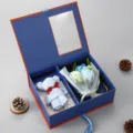 Confezione regalo di San Valentino con orsetto in asciugamano e bouquet di fiori di sapone - Scatola Regalo Arancione-Blu con Orsetto in Asciugamano Blu
