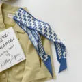 Chic foulard en soie bleu et blanc pour femme, long ruban élégant pour cheveux et sacs. - Bleu Lettre C