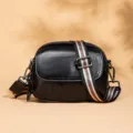 Sac bandoulière en cuir noir pour femme, style rétro minimaliste avec sangle rayée. - Noir