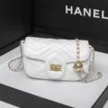 Sac a bandouliere blanc en cuir matelasse avec chaine doree et design chic pour femmes. - Blanc