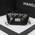 Sac à bandoulière matelassé noir avec chaîne et fermeture tournante métallique - Noir