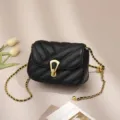 Élégant sac à bandoulière matelassé noir avec chaîne dorée et fermoir chic et tendance. - Noir
