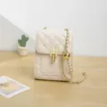 Sac à bandoulière matelassé pour femme en cuir PU beige avec chaîne dorée élégante. - Blanc
